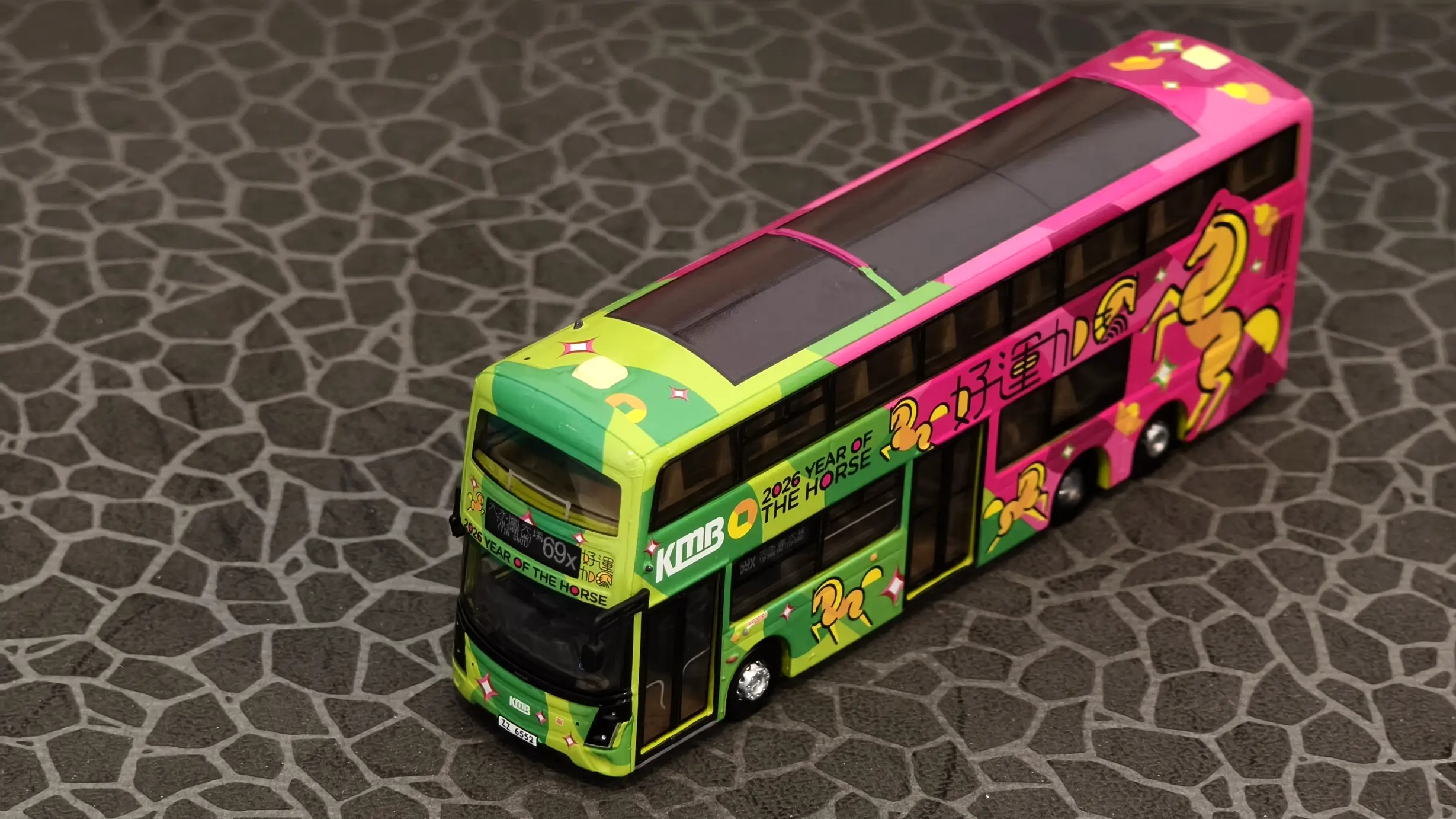 Tiny微影富豪B8L 九巴「好運加馬」丙午馬年生肖巴士