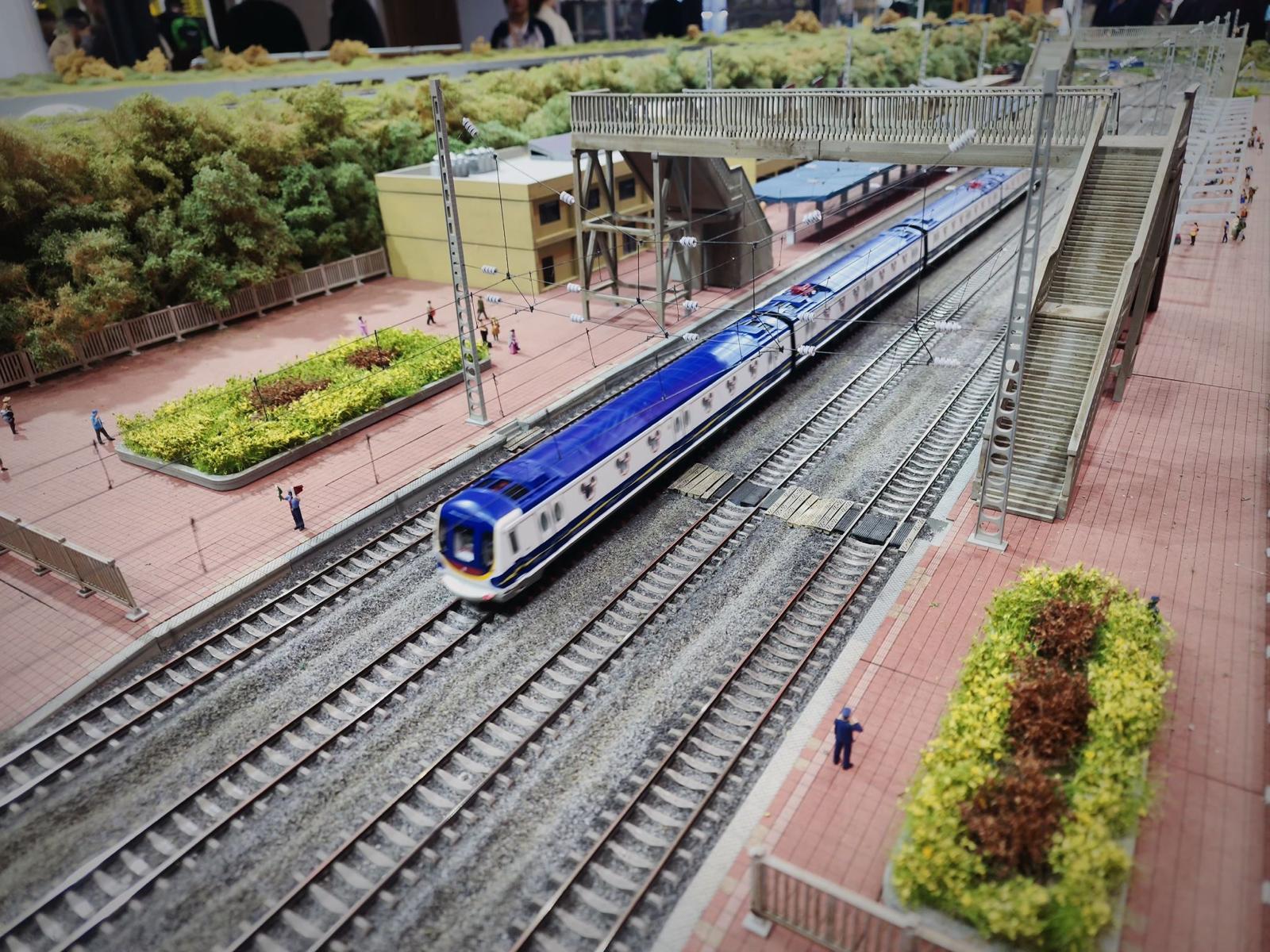 MTR HO Scale 187 Disneyland Resort Line M Train