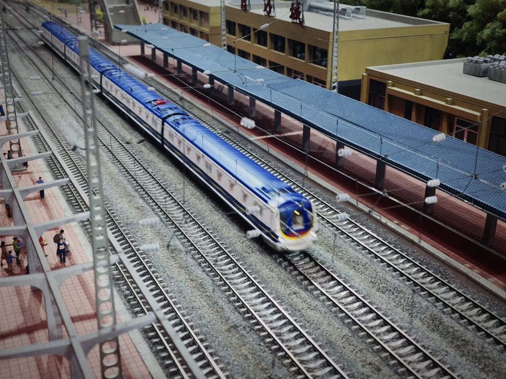 MTR HO Scale 187 Disneyland Resort Line M Train