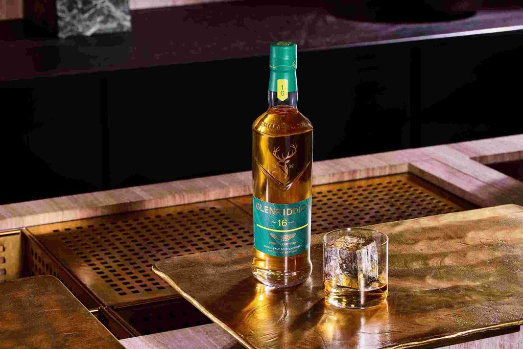 深夜睇 F1 亞塞拜然站必備!Glenfiddich 聯乘 Aston Martin F1 推出 16 年 Release No.2 威士忌,五重桶極致工藝演譯賽車直覺。