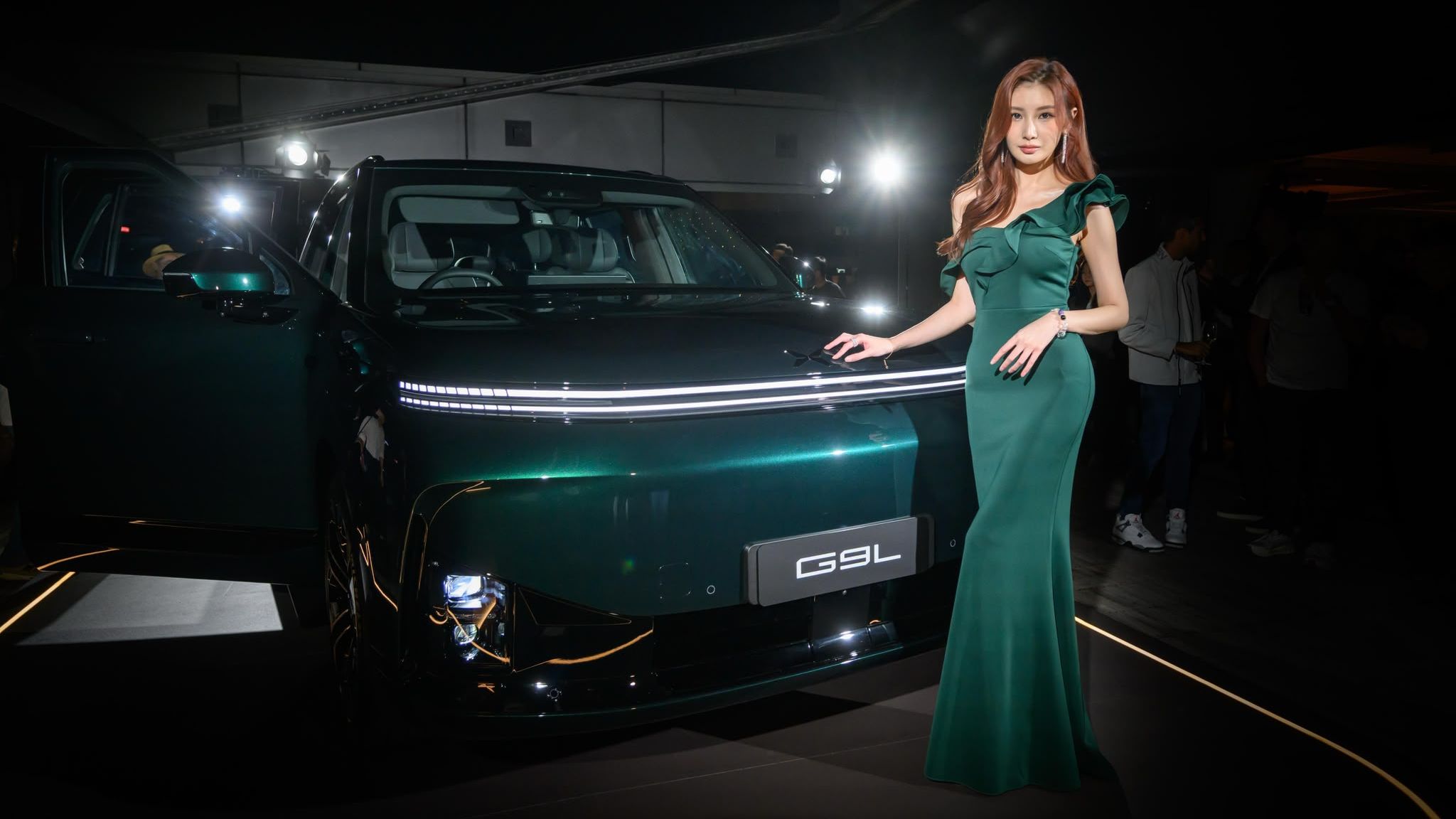 浩瀚工程 – 將新車吊上半島酒店 7 樓揭幕!?　XPENG G9L 右軚全球首發　增程六／七座旗艦 $699,900 起